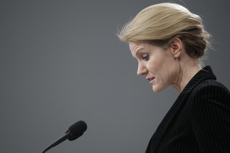 Tone. Danmark skal respektere Grønlands ret til at bestemme løn- og arbejdsforhold i Grønland, mener Helle Thorning-Schmidt. 