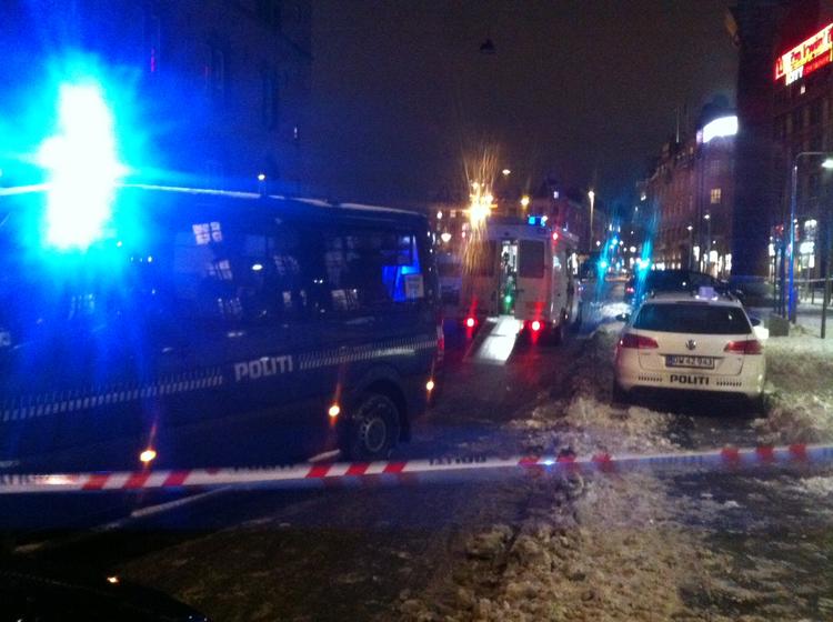 SPRÆNGSTOFEKSPERTER. Militærets bomberobot gøres klar til aktion under indsatsen for at undersøge efterladt kuffert på Rådhuspladsen. 