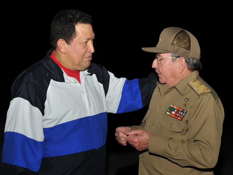 Ankommet. Cubas leder Raul Castro tog i søndags imod Hugo Chavez. 