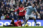 STRAFFET. Fødderne var ikke det eneste, som Gareth Barry (th.) lod tale i søndags mod Manchester United. 