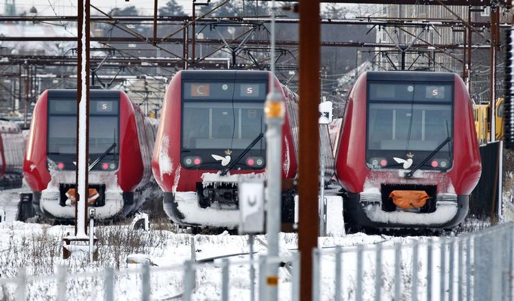 Uheld. Over 20 togsæt fik i dagk beskadiget strømaftagerne på taget. 