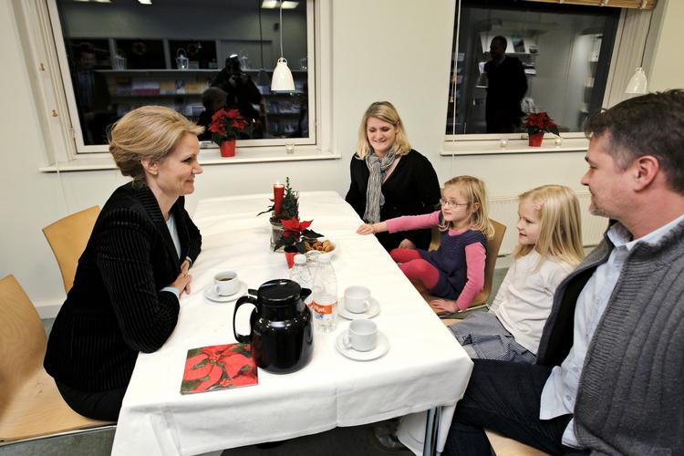 Personligt. Familien Birk Vid mødtes med Helle Thorning Schmidt for at snakke om demokrati, og det at være statsminister. 
