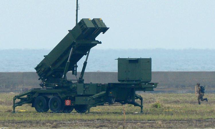 Hemmeligt. Der er ikke mange billeder fra opsendelsen i Nordkorea, men her ses en japansk soldat løbe mod en antiskytsopsætning på den sydjapanske ø Ishigaki som følge af den nordkoreanske opsendelse. 