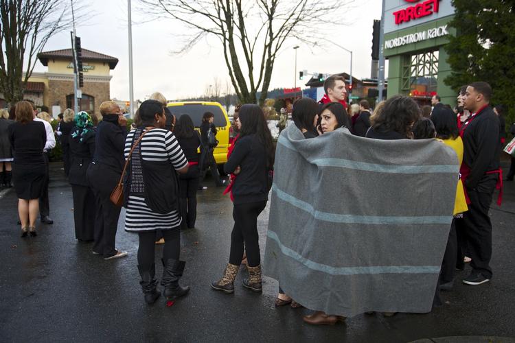 Skuddrama. Ansatte fra indkøbscentret Macy's står og får pusten igen efter skyderiet på deres arbejdsplads. 