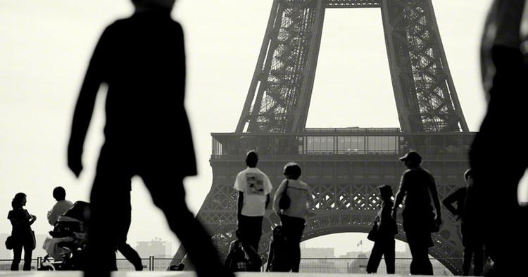 VINDERBILLEDE. Ifølge fotografen Craig Easton siger fransk lov, at man ikke må kunne genkende personerne på et billede som dette. Derfor skabte han silhuetter i kontrast til Paris' mest ikoniske seværdighed. 