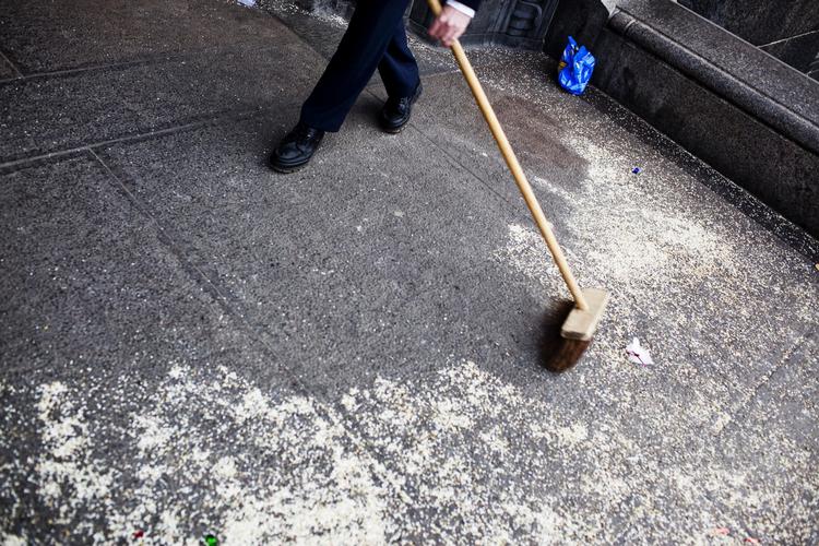 Gentagelse. For sådan cirka 13 måneder siden var der også trængsel på de danske rådhuse. Her hed datoen 11.11.11, og der lå ikke sne. I dag bliver fuglene sikkert endnu gladere for fuglefrøene, som efterhånden har overtaget risenes rolle. 