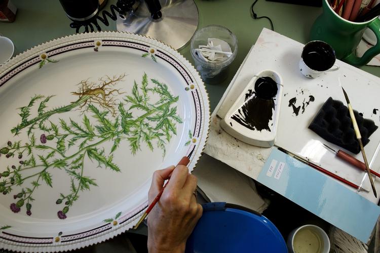 Salg. I mere end 200 år er hvert eneste fad blevet håndmalet efter det botaniske værk ' Flora Danica ', som indeholder detaljerede tegninger af vilde danske planter. Nu skal den gamle danske virksomhed på finske hænder. 