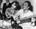 Buddies. I dette billede fra 1967 hygger Ravi Shankar med George Harrison. De to var som pot og pande i et stykke tid, og Shankars toner smittede da også godt af på flere af Beatles' kreationer. 