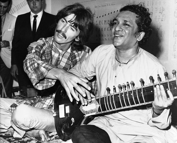 Buddies. I dette billede fra 1967 hygger Ravi Shankar med George Harrison. De to var som pot og pande i et stykke tid, og Shankars toner smittede da også godt af på flere af Beatles' kreationer. 