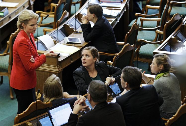 Lobbyisme. Hvor meget skal borgerne vide om, hvem politikerne på Christiansborg mødes med? Det er politikerne bestemt ikke enige om. 