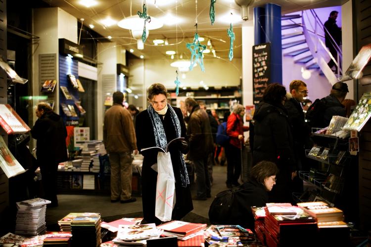 Juleshopping. Der er masser af julegaveidéer at hente i boghandlerne. 