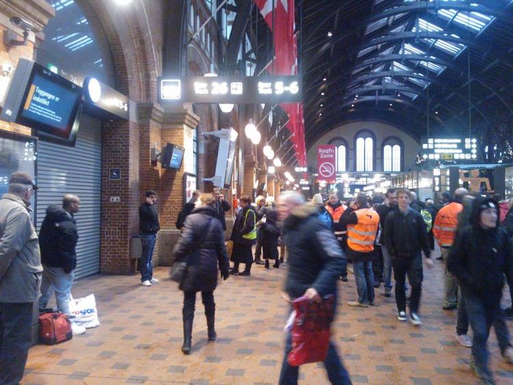 Massevis af togpassagerer står nu og venter på nyt om, hvorvidt togtrafikke snart bliver genoptaget. 