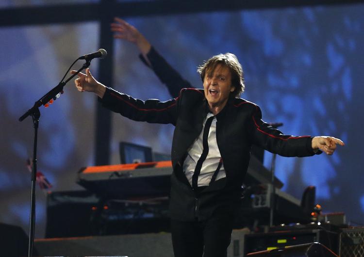 Sandy-velgørenhed. 70-årige Paul McCartney går onsdag aften på scenen sammen med grungebandet Nirvana, der bliver gendannet for første gang, siden forsanger Kurt Cobains selvmord i 1994. 