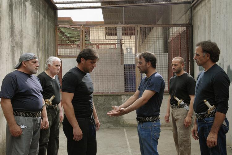 Vækkelse.  At bruge virkelige fængselsfanger til at iscenesætte mordet på Cæsar kan få uforudsete konsekvenser for de medvirkende, der ellers har vænnet sig til sløv rutine. Som en af dem siger: »Efter at have lært kunsten at kende, er denne celle blevet et fængsel« 