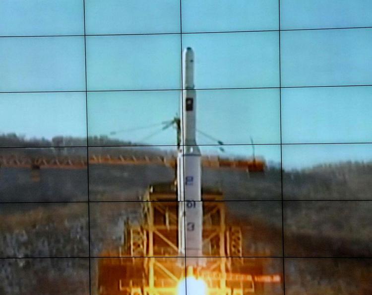 Påstand. Nordkoreanerne siger, at raket er et harmløst forsøg på at sætte en vejrsatellit i kredsløb. 
