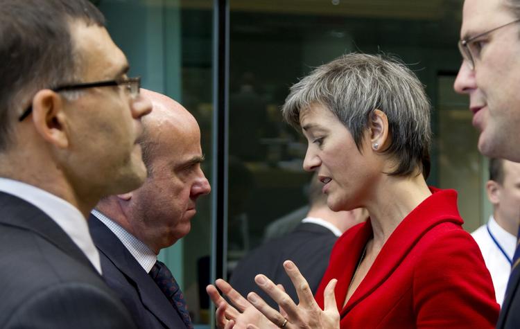 topmøde. Danmarks økonomiminister, Margrethe Vestager, tager en snak med den økonomisk hårdt ramte spanske finansminister, Luis de Guindos. 