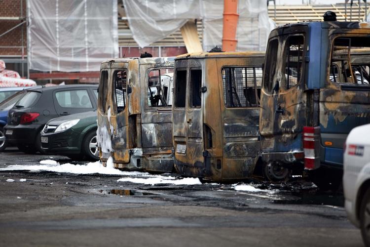 brandattentat. Det er blandt andet disse biler ved Politiskolen i Brøndby, som de unge venstrefløjsaktivister er tiltalt for at have sat ild til. 