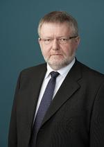 Embedsmand. Erling Andersen er kendt som en regelret skattechef. Han var i sine yngre dage politisk aktiv i Socialdemokratiet, men han har flere gange slået fast, at han som embedsmænd igennem årene altid har optrådt upolitisk. 