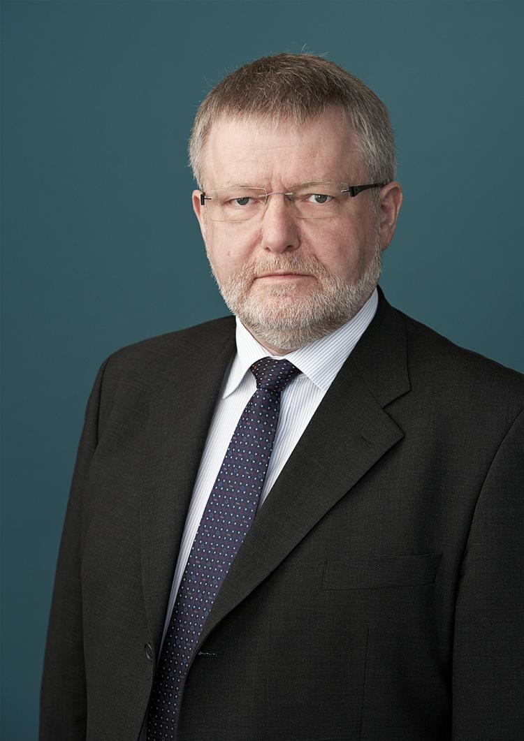 Embedsmand. Erling Andersen er kendt som en regelret skattechef. Han var i sine yngre dage politisk aktiv i Socialdemokratiet, men han har flere gange slået fast, at han som embedsmænd igennem årene altid har optrådt upolitisk. 