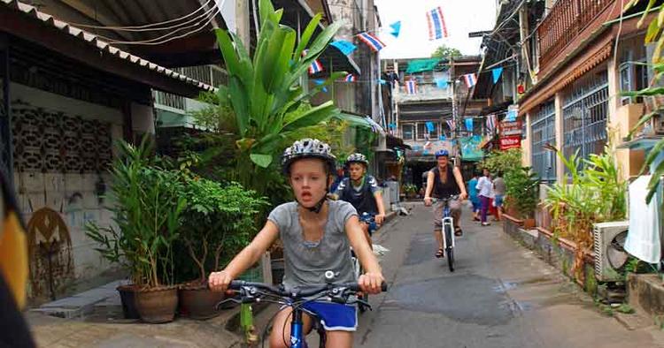 Bagom. På cykel kommer du bag om Bangkoks mylder og oplever de lokale kvarterer. 