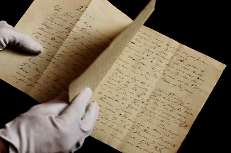 Fra papir til kulturarv.  Indtil 4. oktober kunne dette dokument frit lånes af enhver. Men fra det øjeblik det gik op for Rigsarkivet, at der var tale om et eventyr af H.C. Andersen, trak man  i handskerne og lod det overnatte i et pengeskab. 