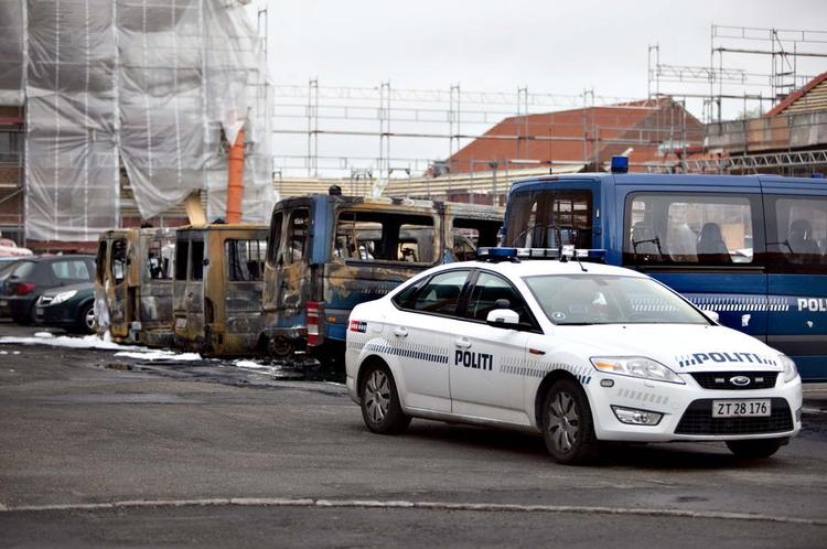AKTION. Ødelagte politibiler ved Politiskolen i Brøndby. 