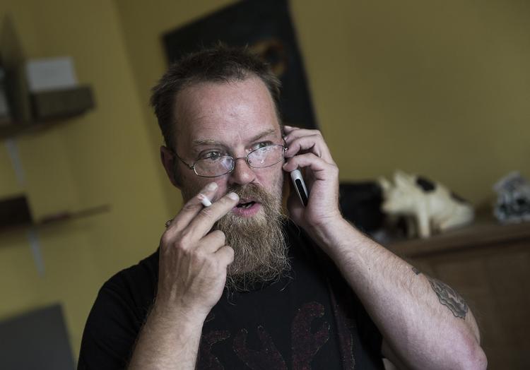 Dovenskab. Uha, han fik på puklen, den af fællesskabet udnævnte 'Dovne Robert', som var godt tilfreds på kontanthjælp og ikke ville tage et hvilket som helst job, han måtte blive tilbudt. 