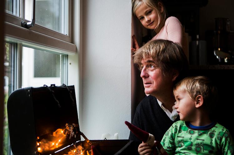 Knud Foldschack. Sammen med Lulla Forchhammer og Christian Dahlager driver han advokatfirmaet Foldschack &amp; Forchhammer. Han er mest kendt som advokat for Christiania og Fonden Jagtvej 69. Lige nu er han aktuel i biografien 'Knud den heldige' skrevet af Lene Johansen. Her er han fotograferet med Ejner og Julia. 