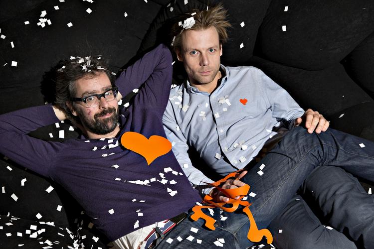 Anders Morgenthaler og Mikael Wulff. Comedyduoen Wulffmorgenthaler skaber tegneseriestriber, tv-show, radio og websites. De har netop udgivet kogebogen 'Far, mor og teenager laver mad', som de selv betegner som: »En revolutionerende kogebog specialdesignet til at redde den danske kernefamilie«. 