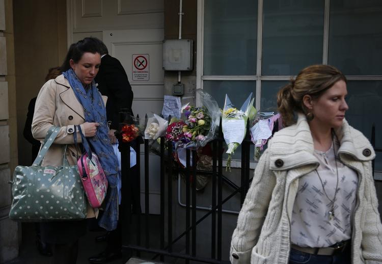 Sorg. Kollegaer fra King Edward VII -hospitalet lægger blomster for den afdøde sygeplejerske Jacintha Saldanha. 