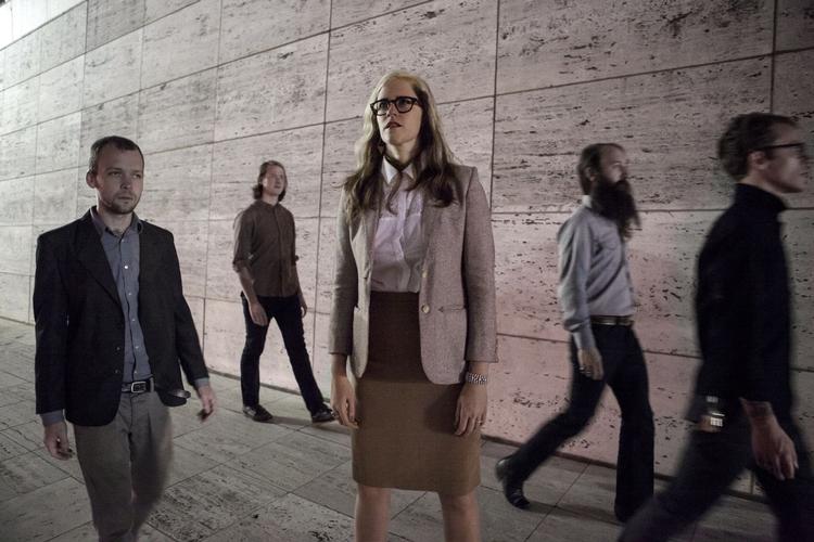 Genremix. Blander noget New Orleans-jazz med østeuropæisk folkemusik. Blandt andet. 