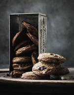 Sprød. Store chokoladestykker og hasselnødder i lækre cookies. 