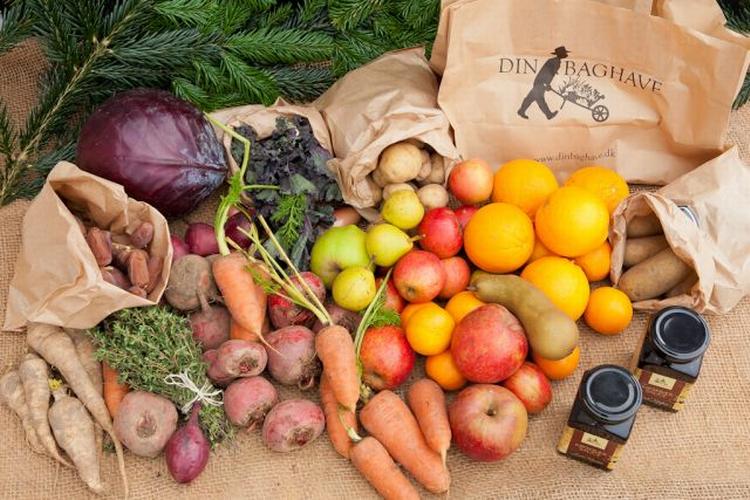 Økojul. Frugt- og grøntkassen fra 'Din Baghave' er økologisk og biodynamisk - og du får både rødkål, kirsebærsauce og frugt til juledagene. 