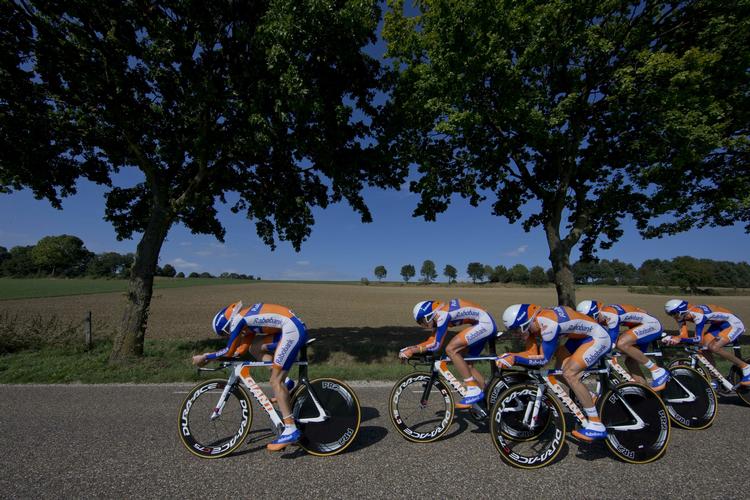 Hold. Rabobank-ledelsen har siden 2007 overvejet, om de skal trække deres støtte til cykelsporten. Under Tour de France 2007 blev den danske Rabobank-rytter Michael Rasmussen på tærsklen til triumf trukket ud af løbet, fordi han havde forbrudt sig mod de såkaldte 'whereabouts'-regler. 