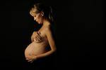 Gravid. Børn risikerer at få astma, hvis moderen får antibiotika, men konsekvenserne ved at lade være er lige så skadelige. 
