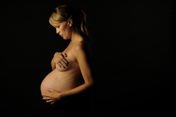 Gravid. Børn risikerer at få astma, hvis moderen får antibiotika, men konsekvenserne ved at lade være er lige så skadelige. 