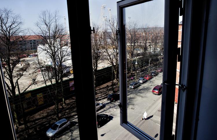 Klart. Lidt fodfejl er der måske nok tale om, men larmen er der ikke noget galt med, lyder det fra Metroselskabet. Heller ikke om natten, når naboerne prøver at sove. Det er nemlig vedtaget for længe siden. 