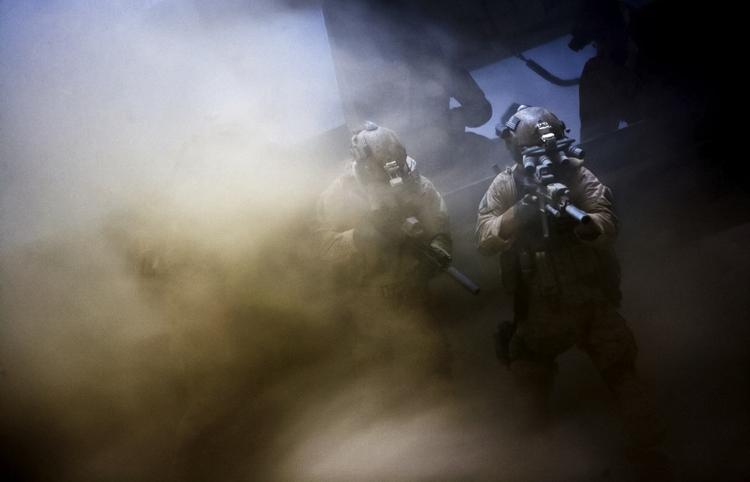 Jagt. Dette PR-foto fra filmen 'Zero Dark Thirty' viser elitesoldater fra det amerikanske frømandskorps, Navy SEAL, på vej gennem støvstorm for at udføre aktionen, som endte med at dræbe terrorlederen Osama bin Laden. 