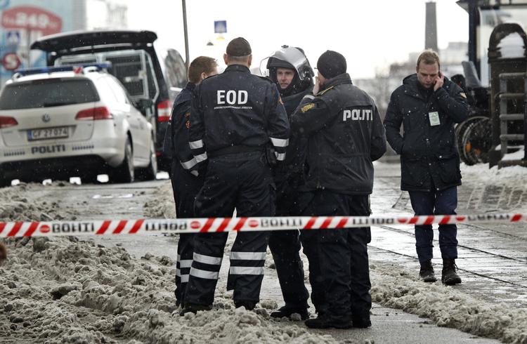 Bombealarm. Politiet spærrede Hovedbanegården af, da der blev fundet en mystisk pakke på et tog til Sverige. 