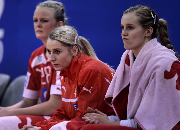 Så troede man lige, man havde noget at spille for efter sejren over Norge. Det havde man ikke. EM sluttes af med en træningskamp på lørdag. Her er det Stine Jørgensen, Lærke Møller og Susan Thorsgaard. 