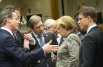 centrum. Angela Merkel var midtpunkt i en diskussion i en pause under forhandlingerne. Fra venstre ses Storbritanniens premierminister, David Cameron, Portugals regeringschef, pedro Passos Coelho og Finlands ditto, Jyrki Tapani Katainen. 