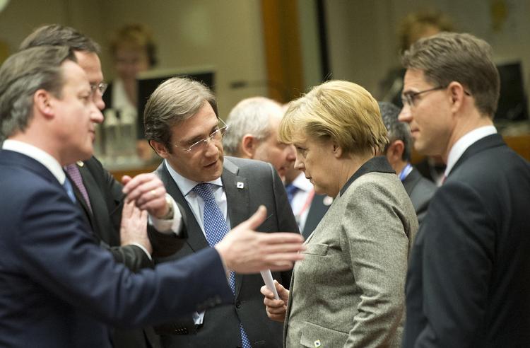 centrum. Angela Merkel var midtpunkt i en diskussion i en pause under forhandlingerne. Fra venstre ses Storbritanniens premierminister, David Cameron, Portugals regeringschef, pedro Passos Coelho og Finlands ditto, Jyrki Tapani Katainen. 