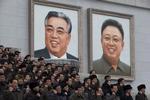 hurra. Nordkoreanere knytter hånden og synger slogans, mens portrætter af det kommunistiske diktaturs første og anden leder, far og søn, Kim Il Sung og Kim Jong Il ser på. I dag sidder tredje led i slægten, Kim Jong-un på magten. 