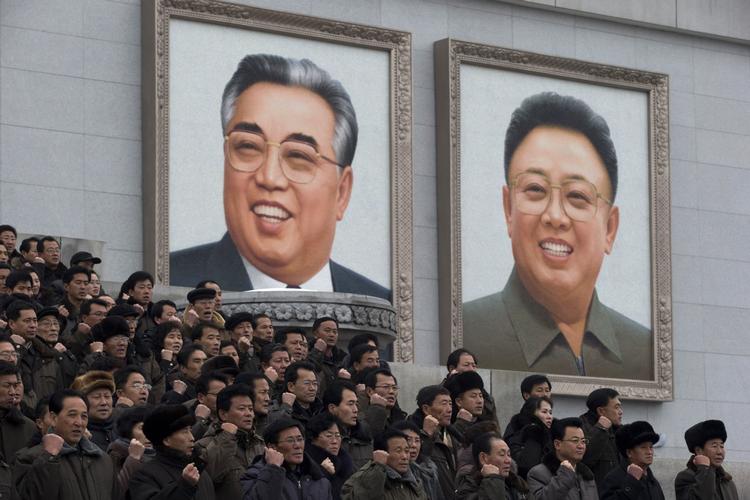 hurra. Nordkoreanere knytter hånden og synger slogans, mens portrætter af det kommunistiske diktaturs første og anden leder, far og søn, Kim Il Sung og Kim Jong Il ser på. I dag sidder tredje led i slægten, Kim Jong-un på magten. 