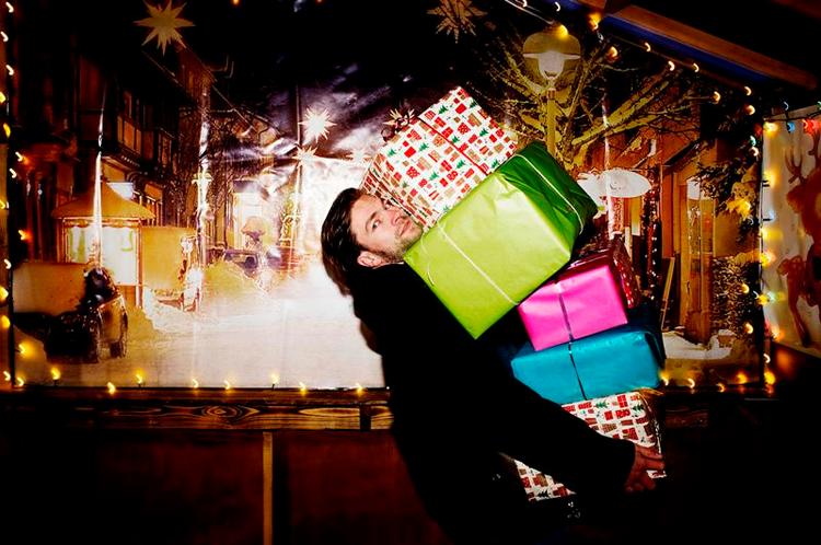 Glæde. Jeg har altid elsket at få gaver, men for et par år siden var det, som om det vendte, og nu bliver jeg selv meget gladere af at give gaver, fordi andre bliver glade for dem, siger Thomas Skov Gaardsvig. 