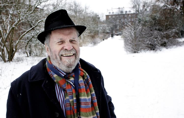 Fortælleglæde. Præst og forfatter Johannes Møllehave nyder at få læst H.C. Andersens eventyr højt, men han tror ikke at det nyfundne eventyr 'Tællelyset' ville have godt af at blive læst højt. 