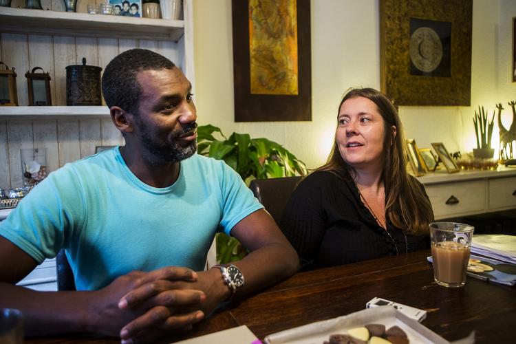 Regning. Det kan blive dyrt for danske bankkunder i form at højere renter og gebyrer, at EU har lavet en bankunion - uanset om vi er med eller ej. På billedet Betina Harrison og David-Rae Antonio Harrison, der har skiftet bank, fordi de syntes, at Danske Bank hævede priserne for meget. (Arkivfoto) 