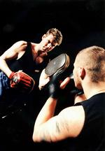 Oplysningsprojekt. Lars Noréns ide med at lade nynazister spille sig selv og udtrykke deres holdning i stykket 'Sju:Tre' var at blive klogere på samfundets udstødte, og hvordan de formes af fængslet. Men de medvirkende havde helt andre motiver. 