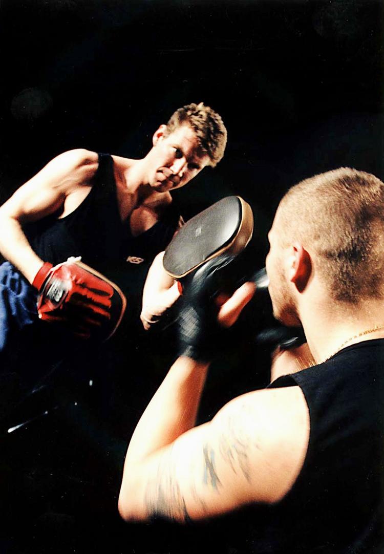 Oplysningsprojekt. Lars Noréns ide med at lade nynazister spille sig selv og udtrykke deres holdning i stykket 'Sju:Tre' var at blive klogere på samfundets udstødte, og hvordan de formes af fængslet. Men de medvirkende havde helt andre motiver. 