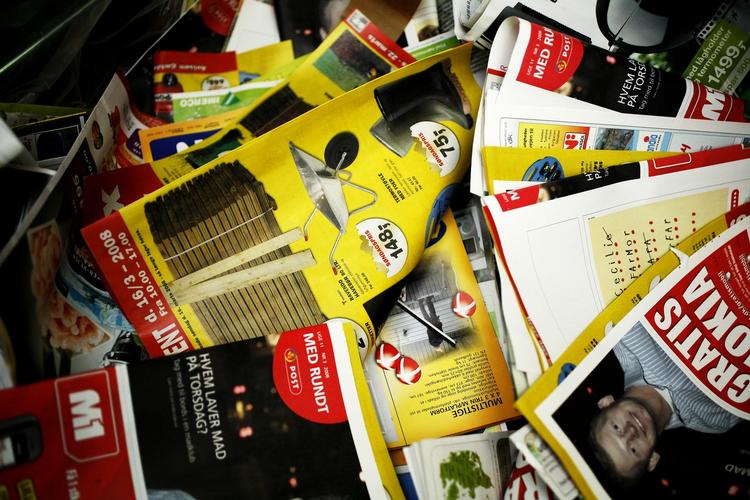 afgift. Målet er blandt andet at tynde ud i bunken af reklamer og tilbudsaviser i danskernes postkasser. Det vil samtidig reducere papirforbruget. 